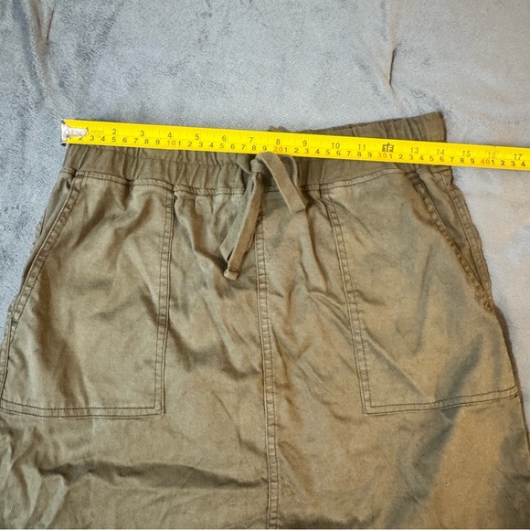 Roots Mini Skirt Casual

#1024 - Picture 2 of 6